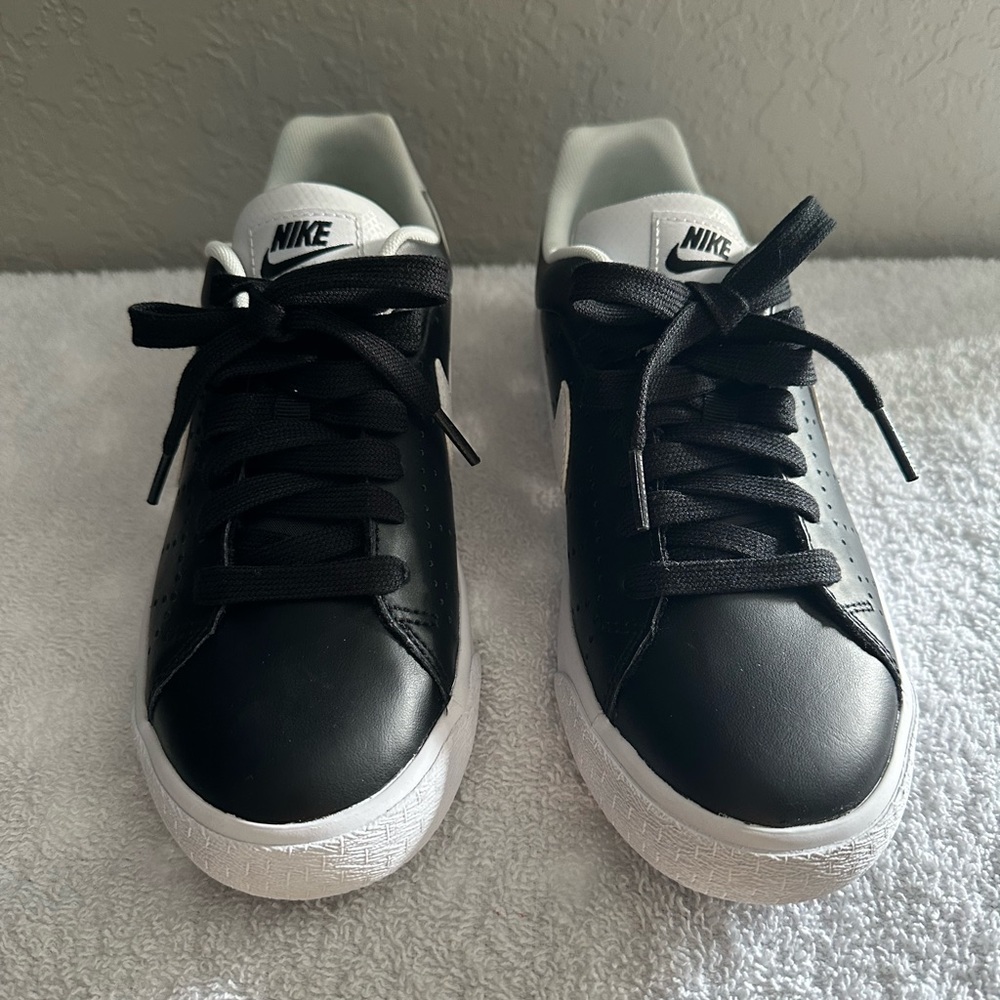 Black nike sneakers - brand new - size 7